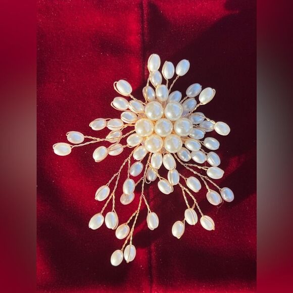 Elegant Pearl Floral Brooch Vintage Inspired Statement Accessory - Picture 8 of 16